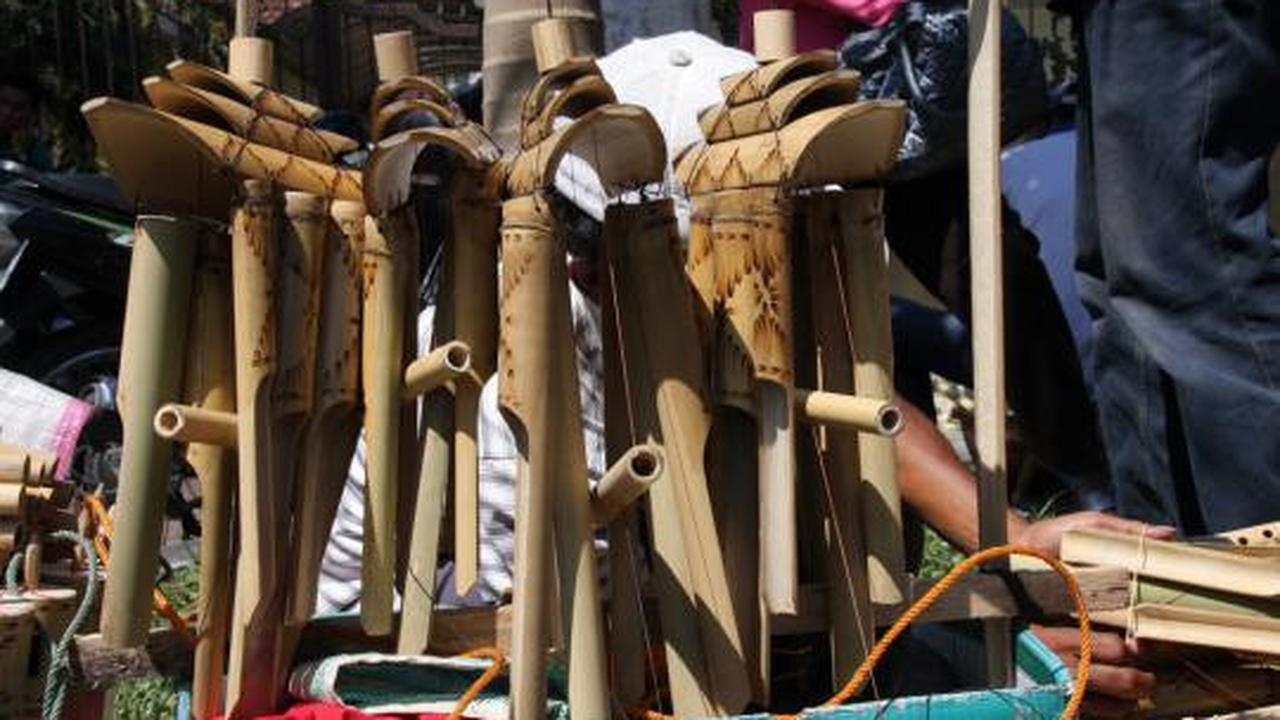 Mencoba mainan tempo doeloe di Festival Malang Kembali 2012