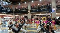 Kemeriahan Indonesia Menari 2025 yang diselenggarakan di mal Grand Indonesia, Jakarta Pusat, Minggu, 12 Oktober 2025. (dok. Liputan6.com/Sabrina Aulia Putri)