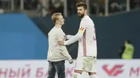 Seorang suporter memasuki lapangan dan menghampiri Gerard Pique saat Spanyol melawan Rusia pada laga persahabatan di St.Petersburg, Russia, (14/11/2017). Spanyol bermain imbang 3-3 lawan Rusia. (AP/Dmitri Lovetsky)