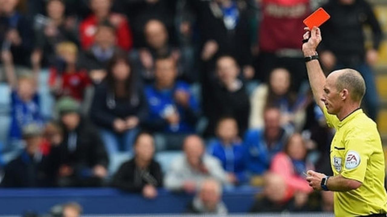 Kecewa, suporter Arsenal buat petisi untuk wasit Mike Dean