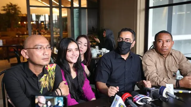 Potret Nabilla Aprillya saat melapor ke Polres Metro Jakarta Selatan