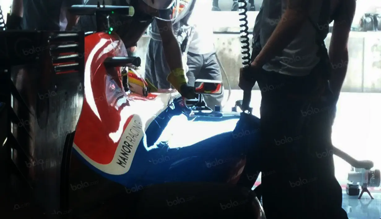Tim Teknisi Manor Racing membersihkan mobil MRT 05 milik Rio Haryanto di paddock usai menjalani free practice ke-2 di Sirkuit Red Bull Ring, Austria, (1/7/2016). (Bola.com/Reza Khomaini)