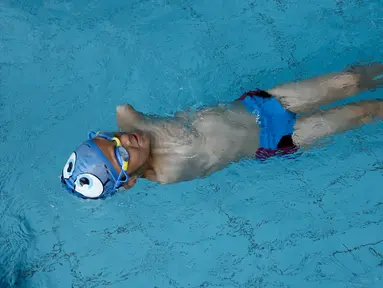 Ismail Zulfic saat latihan berenang di kolam renang Olimpiade di Sarajevo, Bosnia (8/6). Ismail adalah bocah laki-laki berusia enam tahun yang berasal dari Bosnia. (AP Photo/Amel Emric)