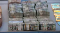 Barang bukti uang ratusan miliar rupiah  di Mapolda Metro Jaya, Jakarta, Jumat (10/7/2026). (KLY/ Budi Santoso)