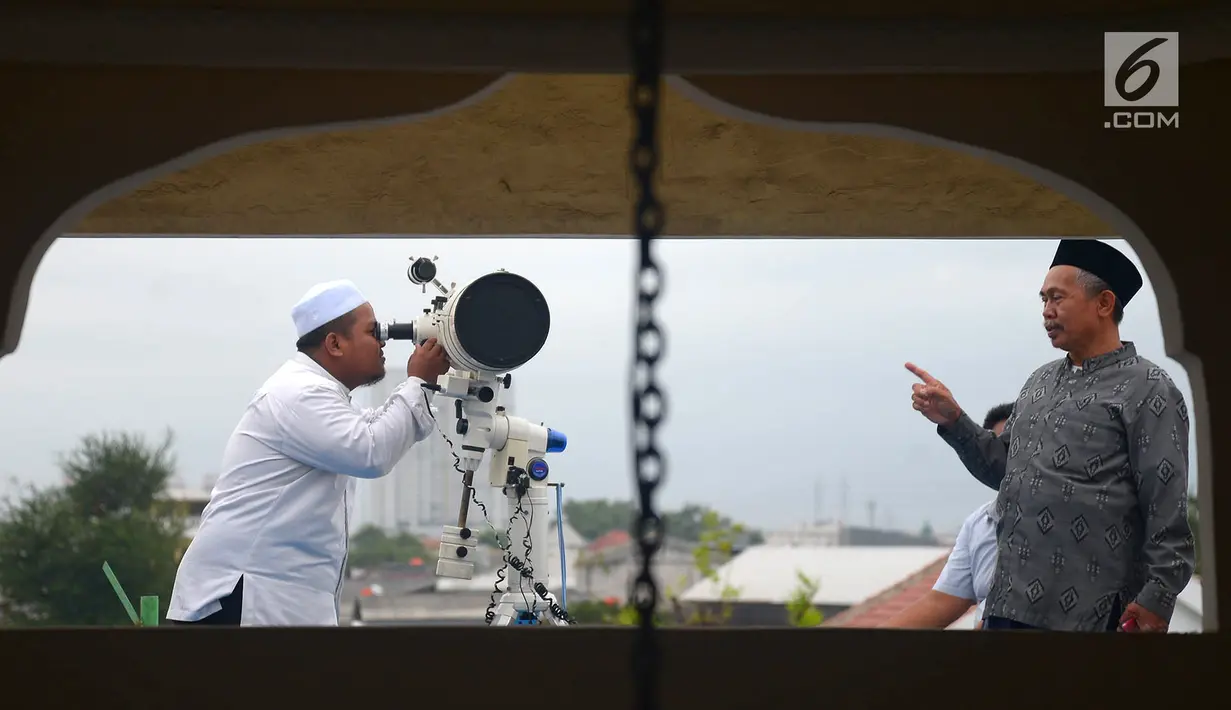 Pemandangan saat petugas meneropong posisi hilal (bulan) dari Pondok Pesanteren Al-Hidayah Jakarta, Selasa (15/5). (Merdeka.com/Imam Buhori)