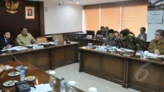 Suasana rapat antara DPR dengan KPU di Gedung Nusantara III Kompleks Parlemen, Senayan, Jakarta, Senin (4/5/2015). Keputusan KPU tentang dualisme kepengurusan partai politik yang berhak ikut Pilkada menuai reaksi dari DPR (Liputan6.com/Andrian M Tunay)