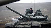 Pasukan Rusia mengikuti latihan di lapangan tembak Kadamovskiy, Rostov, Rusia,  14 Desember 2021. Rusia dilaporkan menumpuk pasukannya dekat perbatasan dengan Ukraina yang memicu kekhawatiran akan kemungkinan invasi. (AP Photo)