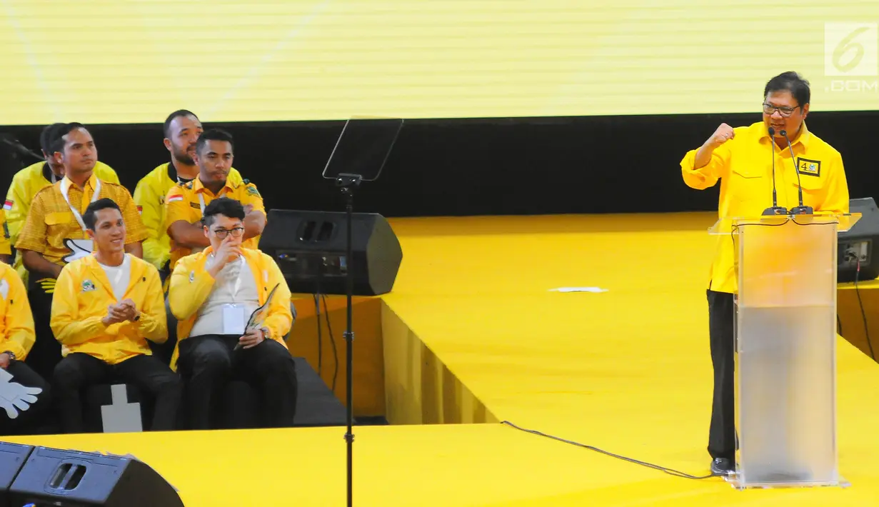 Ketua Umum Partai Golkar Airlangga Hartarto menyampaikan pidato politik saat Kampanye Akbar Partai Golkar di Istora Senayan, Jakarta, Selasa (9/4). Kampanye Akbar Partai Golkar dihadiri ribuan kader dan simpatisan. (Liputan6 com/Angga Yuniar)