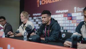 Gelandang Dewa United, Ricky Kambuaya dalam sesi konferensi pers jelang leg pertama perempat final AFC Challenge League melawan Manila Digger di ruang konferensi pers Rizal Memorial Stadium, Rabu (4/3/2026). (Dok. Dewa United)