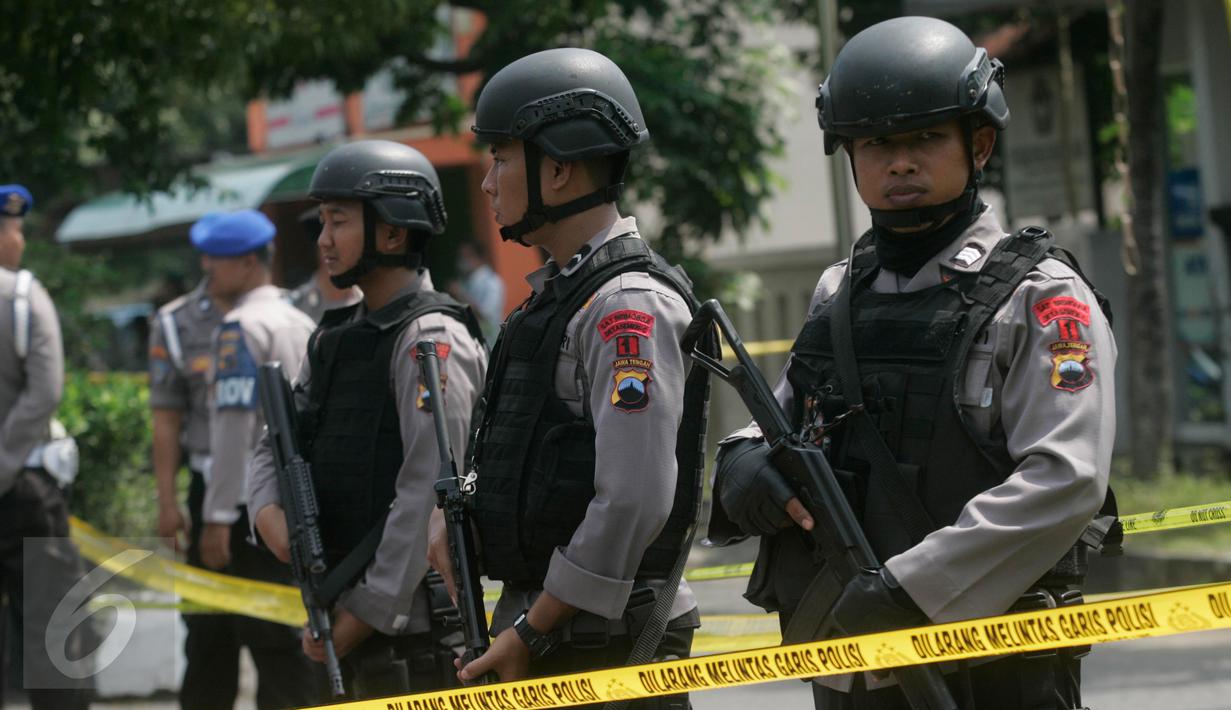 Petugas berjaga jaga di depan Mapolresta Solo yang ditutup pasca ledakan bom bunuh diri, Solo, Jawa Tengah, (5/7).Sampai saat ini Polda Jawa Tengah bersama tim dari Mabes Polri dan tim Densus 88, masih terus menyelidiki peristiwa tersebut. (Boy Harjanto)