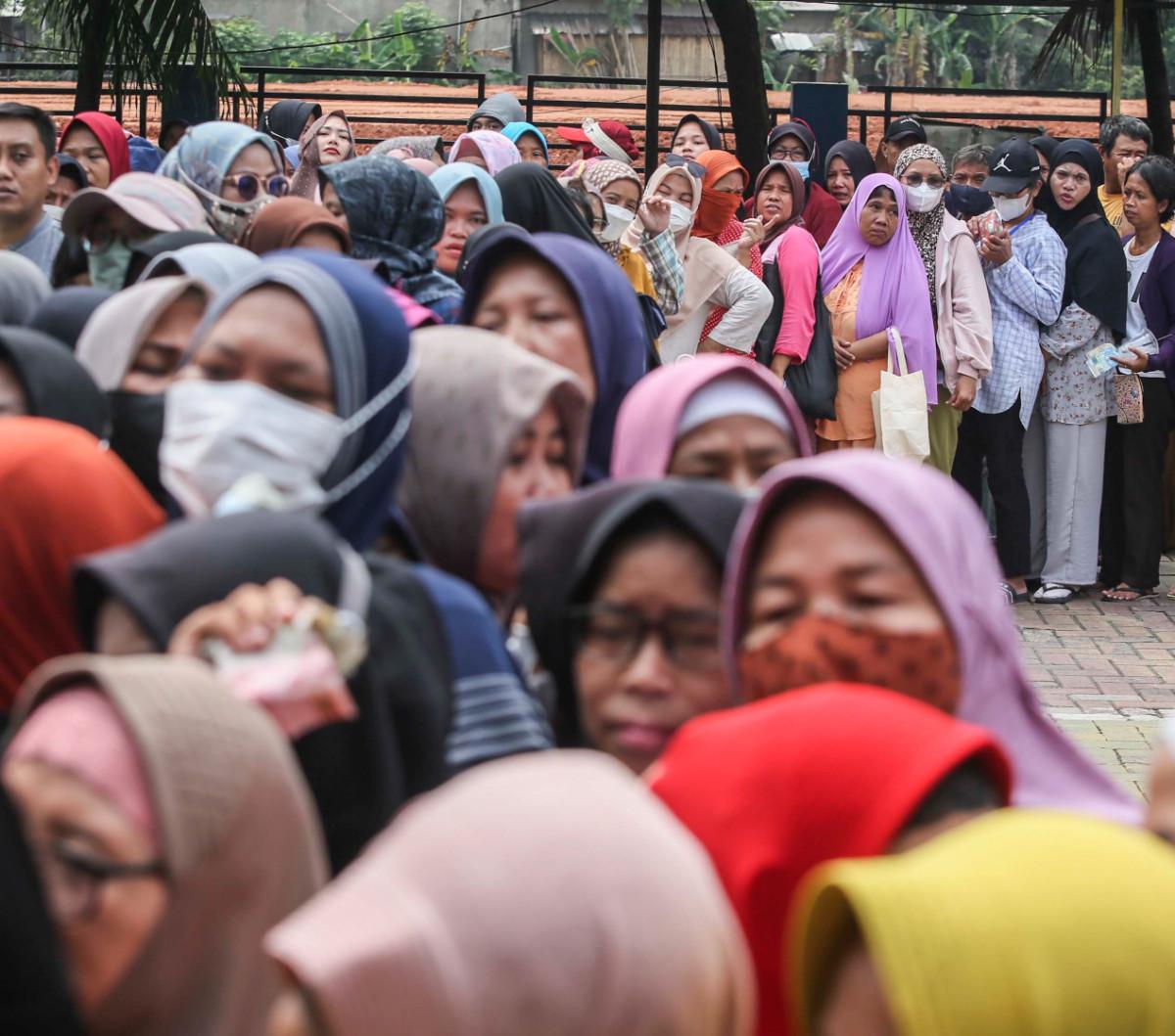 Mereka terlihat rela mengantre panjang untuk membeli Beras Stabilisasi Pasokan dan Harga Pangan (SPHP) yang dijual di bawah harga pasaran. Foto: Liputan6.com / Angga Yuniar