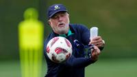 Pelatih kepala Australia Graham Arnold menghentikan bola saat sesi latihan tim nasional, di Doha, Qatar, Sabtu, 27 Januari 2024. (AP Photo/Thanassis Stavrakis)