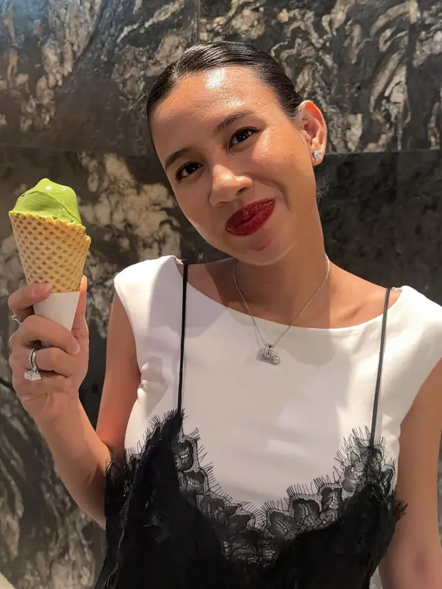 Pesona Bumil Shenina Cinnamon, Makeup Flawless dengan Lipstik Merah Merona yang Stand Out