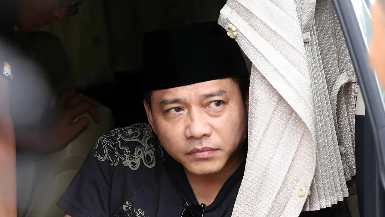 Anang Hermansyah tak kuat menahan kesedihan ata kepergian ibu mertuanya. (Nurwahyunan/bintang.com)