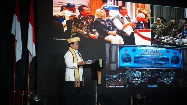 Wakil Menteri Transmigrasi (Wamentrans) Viva Yoga Mauladi saat melepas Transmigran Daerah Asal 2025 di Provinsi Lampung di Balai Keratun, Bandar Lampung, Lampung, Selasa (16/12/2025).