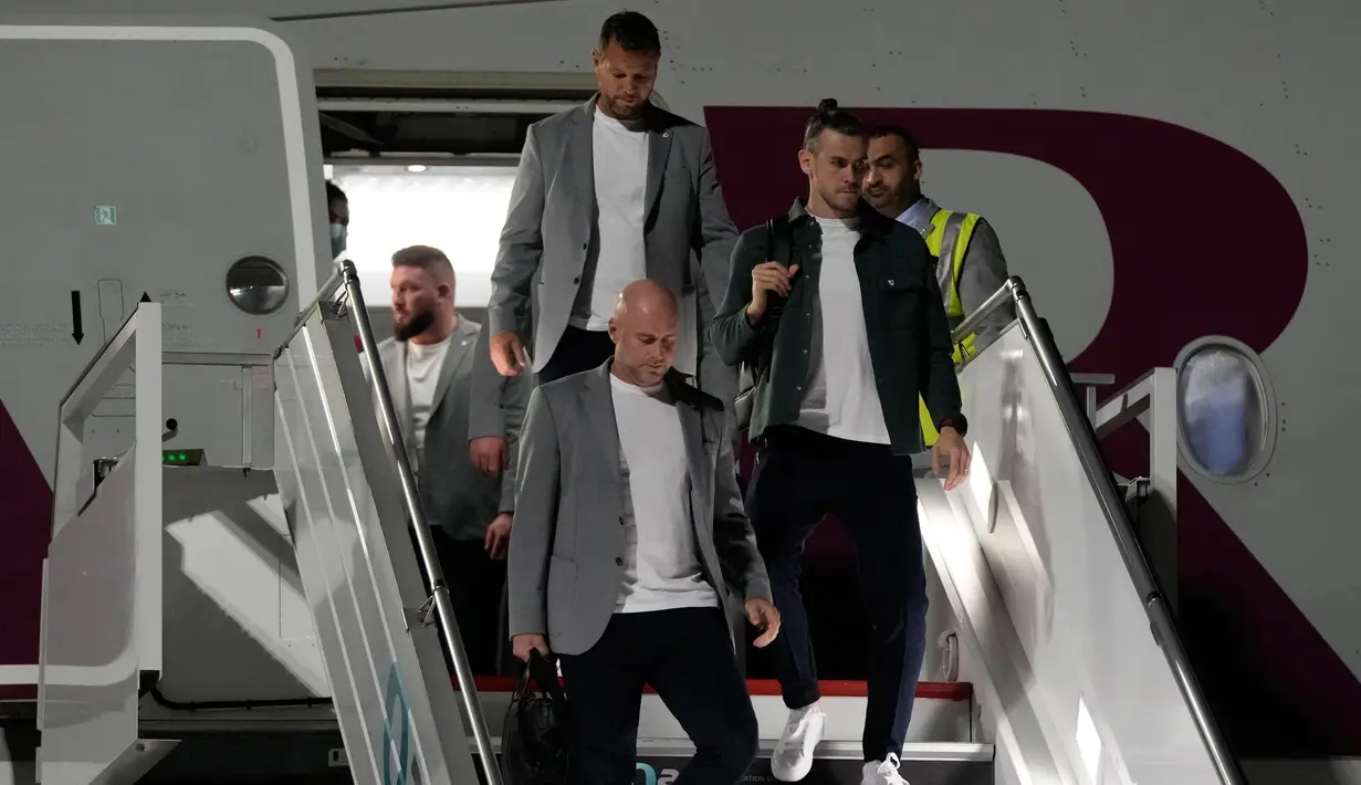 Gareth Bale (kanan) dari tim sepak bola nasional Wales tiba bersama rekan satu timnya jelang Piala Dunia 2022 di Bandara Internasional Hamad, Doha, Qatar, 16 November 2022. Wales akan memainkan pertandingan pertama mereka di Piala Dunia 2022 melawan Amerika Serikat pada 21 November. (AP Photo/Hassan Ammar)