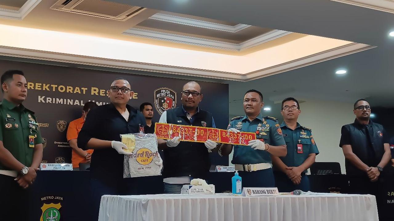 Polisi membenarkan kendaraan dinas TNI nomor 84337-00 digunakan T. Sementara pelaku merupakan seorang sipil.<br>