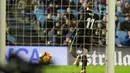Pemain Real Madrid, Gareth Bale merayakan gol ke gawang Celta Vigo pada pertandingan pekan ke-18 La Liga di Estadio de Balaidos, Minggu (7/1). Sempat unggul berkat dua gol Gareth Bale, Madrid akhirnya harus puas dengan skor akhir 2-2. (AP/Lalo R. Villar)