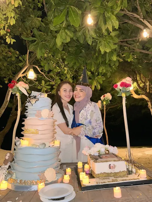 Ayu Ting Ting bersama keluarganya beberapa waktu lalu menikmati liburan ke pulau. Momen ini juga sekaligus untuk merayakan ulang tahun ibunya. [@ayutingting92].