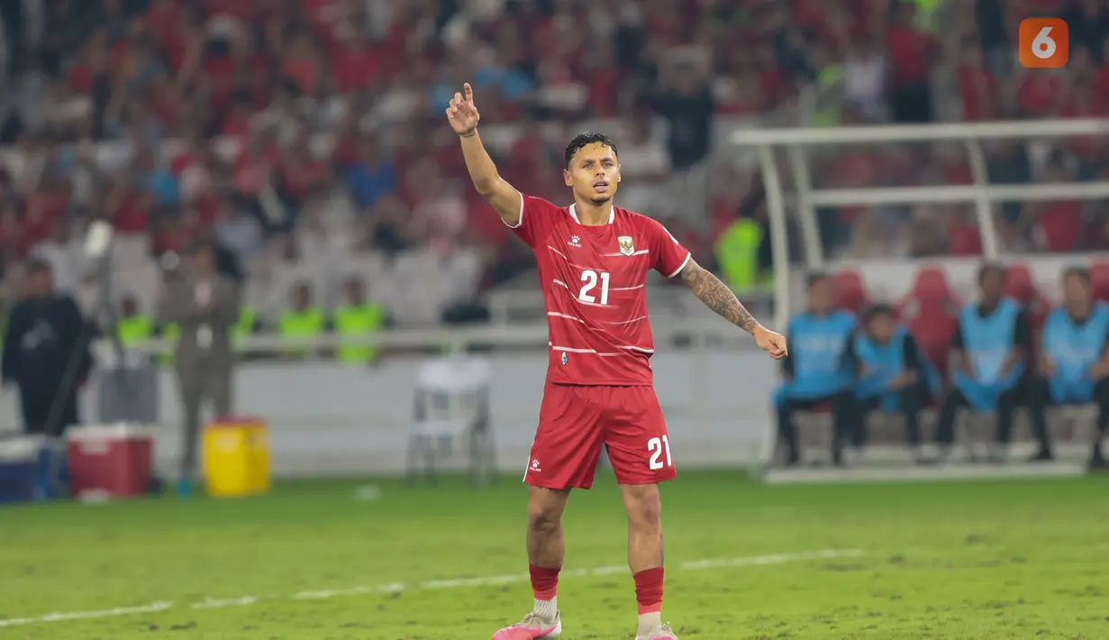 Pesepak bola Timnas Indonesia Dean James merayakan gol penyama kedudukan setelah tendangan bebasnya berujung gol pada laga final FIFA ASEAN Cup 2026 melawan Thailand di Stadion Utama Gelora Bung Karno (SUGBK), Jakarta, Senin (5/10/2026). Gol tersebut tercipta pada menit ke-84.(KLY/Budy Santoso)