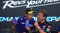 Valentino Rossi bersama President Director PT Yamaha Indonesia Motor Manufacturing (YIMM), Minoru Morimoto membicarakan teknologi Y-Connect (Istimewa)