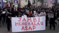Ratusan warga Jambi berunjuk rasa memprotes lambannya penanganan kebakaran lahan hingga SBY mengikuti salat minta hujan di Padang.
