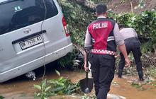 Wisata Ceking di Bali Longsor, Mobil dan Motor Rusak Tertimpa Pohon