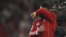 Pemain Liverpool, Mohamed Salah menyeka air matanya saat memberikan penghormatan untuk mendiang Diogo Jota setelah laga Liga Inggris 2024/2025 melawan Bournemouth di Anfiled, Liverpool, Inggris, Jumat (15/08/2025) waktu setempat. (AP Photo/Ian Hodgson)