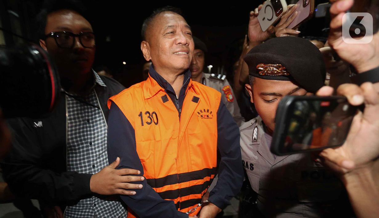 Bupati Tulungagung, Gatut Sunu Wibowo, dibawa petugas menuju mobil tahahan usai menjalani pemeriksaan intensif di Gedung Merah Putih Komisi Pemberantasan Korupsi (KPK), Jakarta, Minggu (12/4/2026) dini hari WIB. (Liputan6.com/Helmi Fitrhiansyah)