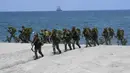 Marinir Filipina berlari saat latihan militer gabungan dengan AS di Pantai San Antonio, Zambales, Manila, Filipina, Rabu (9/5). Latihan militer antara AS dan Filipina ini diikuti oleh delapan ribu personel gabungan. (TED ALJIBE/AFP)