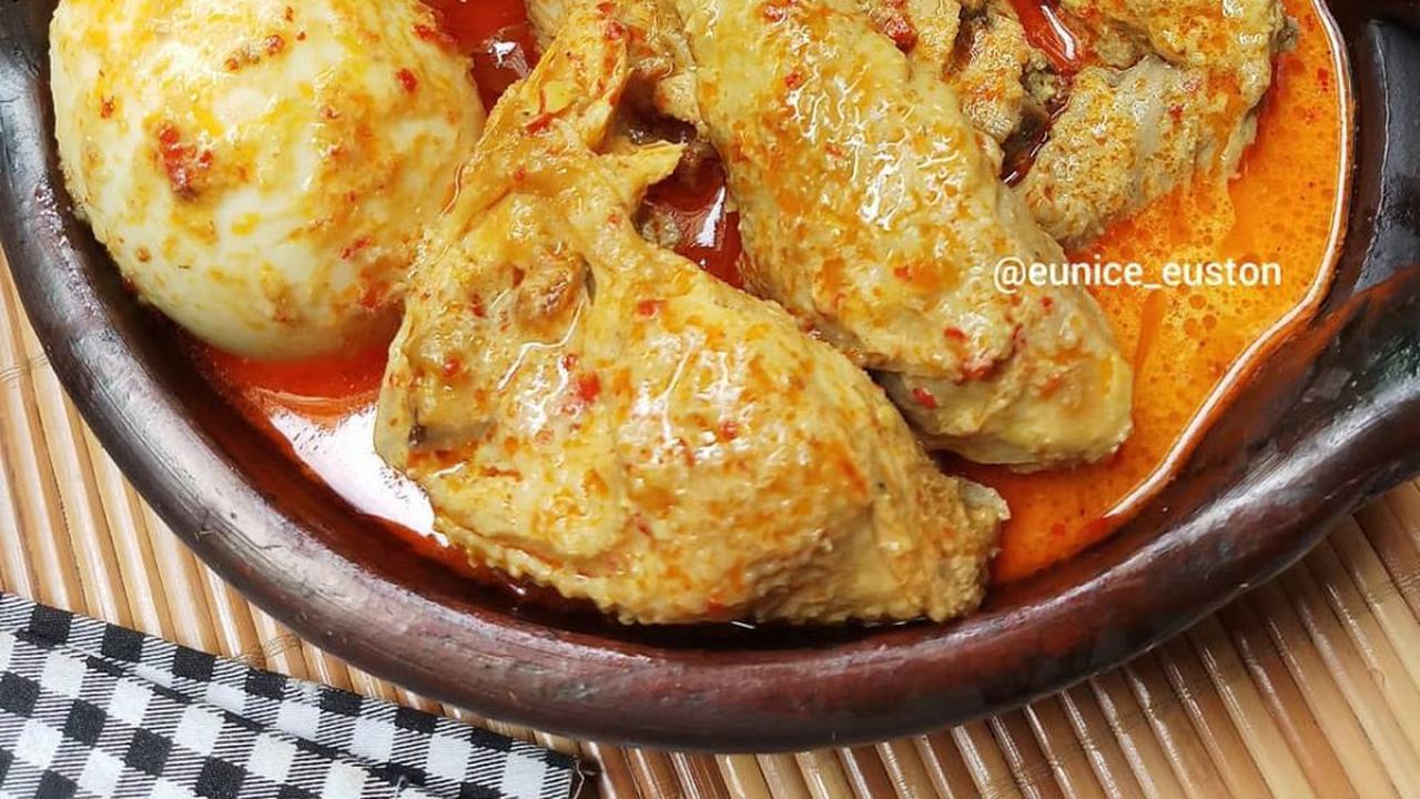 Semangkuk kare ayam dan telur