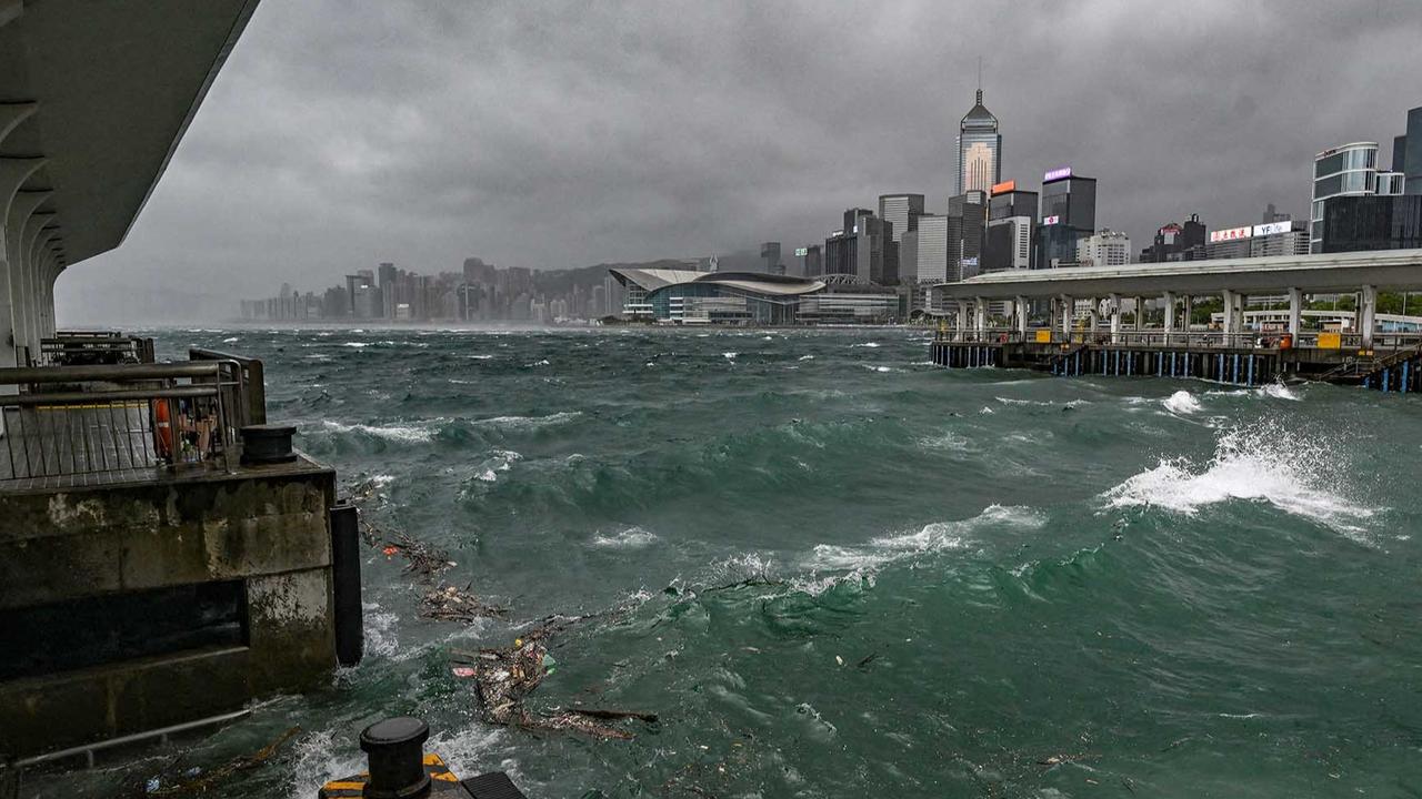 FOTO: Topan Wipha Lumpuhkan Hong Kong, Peringatan Tertinggi Diberlakukan