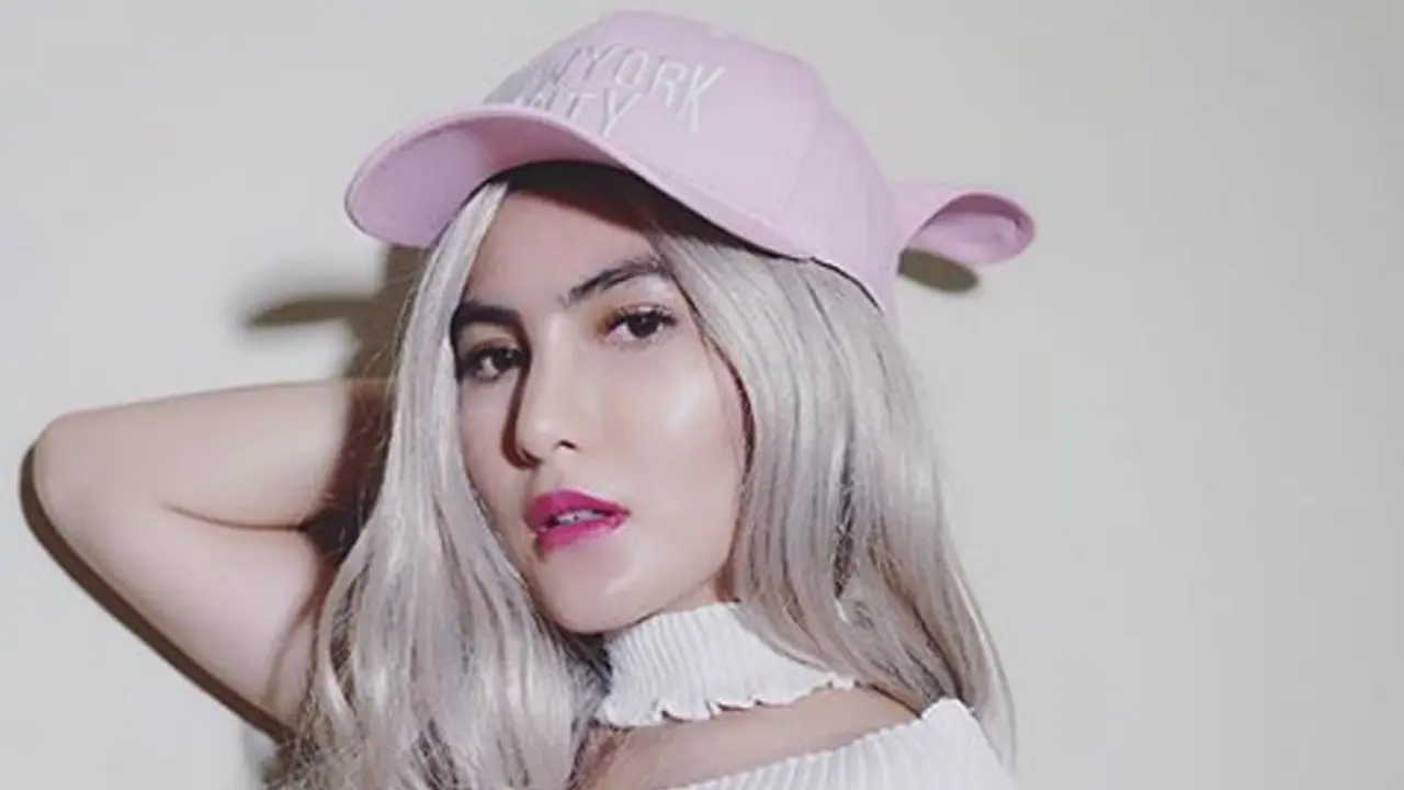 Pose Menggoda Angela Lee, Selebgram Cantik yang Terjerat Kasus Penipuan
