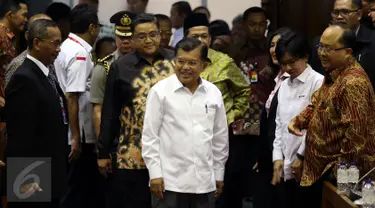 Ketum PMI, Jusuf Kalla menghadiri Rapat Dengar Pendapat Umum (RDPU) dengan Komisi IX DPR RI di Jakarta, Rabu (8/2). Rapat tersebut DPR Khusunya Komisi IX meminta pendapat Ketua Umum PMI mengenai RUU Kepalangmerahan. (Liputan6.com/Johan Tallo)