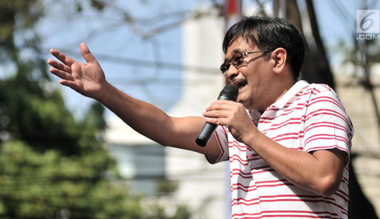 Pembina Bara Baja Djarot Syaiful Hidayat memberi sambutan saat deklarasi dukungan untuk Jokowi-Ma'ruf Amin, Jakarta, Minggu (16/9). Dalam deklarasi ini turut hadir Hasto Kristiyanto, Maman Imanulhaq dan Diaz Hendropriyono. (Merdeka.com/Iqbal S. Nugroho)