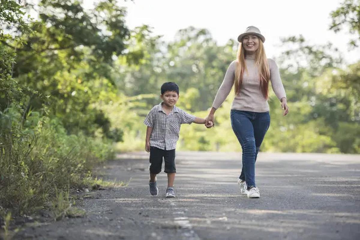 5 Manfaat Ajak Anak Membiasakan Jalan Kaki Sejak Dini