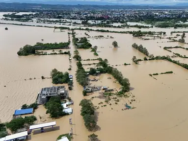 Foto udara menunjukkan rumah-rumah yang terendam banjir akibat hujan lebat yang disebabkan oleh Badai Tropis Trami di Kota Tuguegarao, provinsi Cagayan, Filipina pada Jumat 25 Oktober 2024. (John Dimain/AFP)
