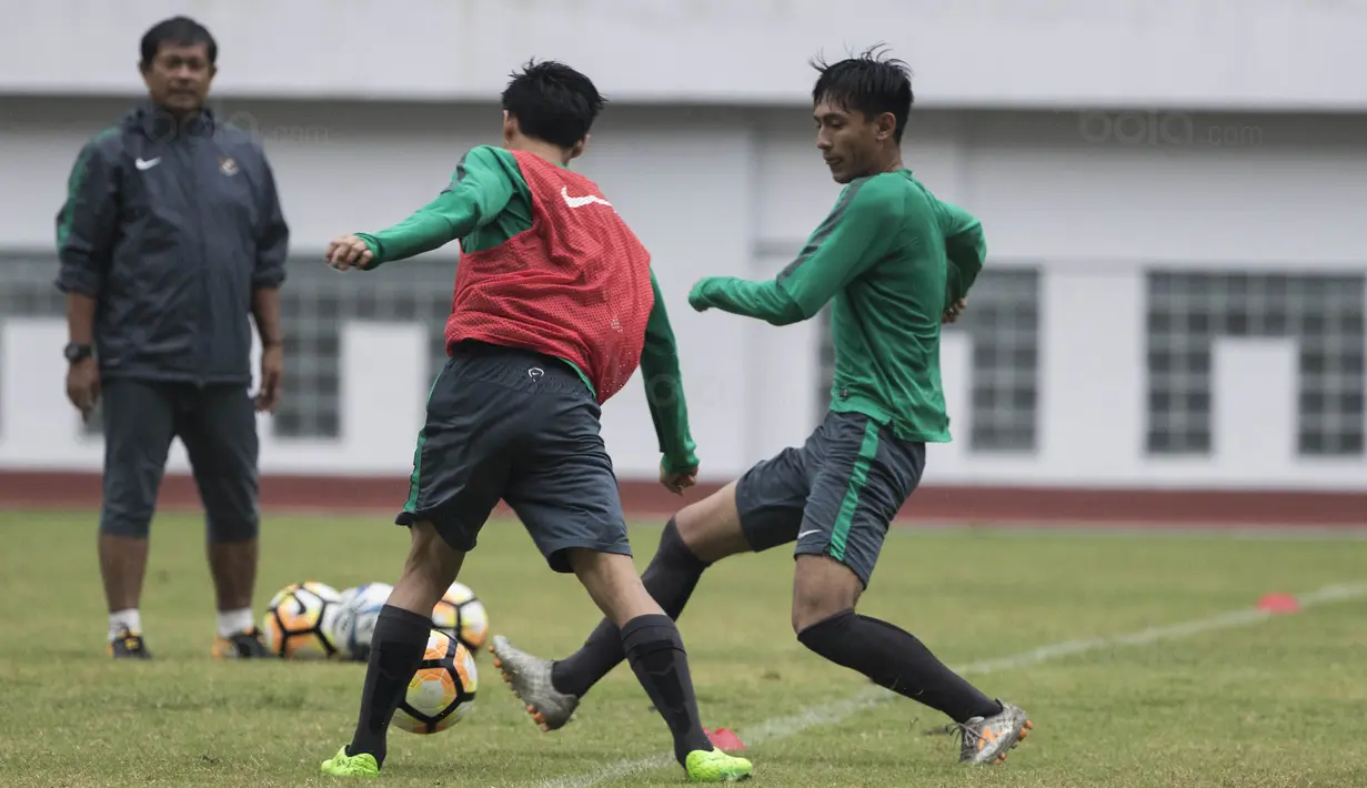 Striker Timnas Indonesia U-19, Hanis Saghara, melepas umpan saat latihan di Stadion Wibawa Mukti, Bekasi, Senin (16/10//2017). Persiapan ini dilakukan jelang kualifikasi Piala Asia U-19. (Bola.com/Vitalis Yogi Trisna)