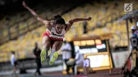 Atlet Lompat Jauh Indonesia, Maria Natalia Londa saat beraksi dalam laga nomor triple jump putri SEA Games di Stadium Bukit Jalil, Malaysia, Rabu (23/8). Maria Natalia Londa berhasil meraih medali perak. (Liputan6.com/Faizal Fanani)