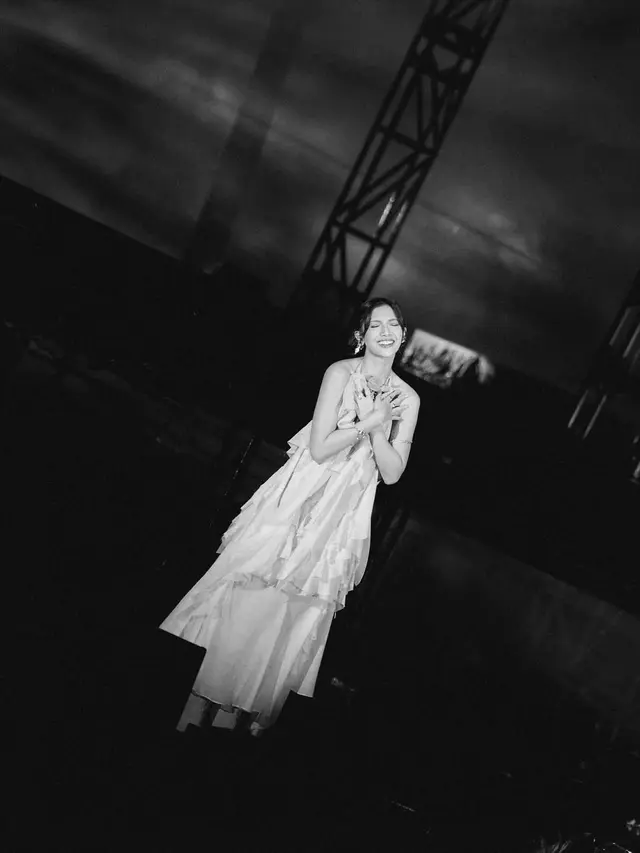 Sheila Dara Tampil Anggun di Forestra 2025 dengan Balutan Gaun Ruffle, Bawakan Lagu Ikonis Film Sore  “Terbuang Dalam Waktu”