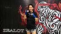 Sharon Suhartono saat berlatih di Sasana Zealot Muaythai Kelapa Gading, Minggu (08/10/2017). Latihan ini untuk persiapan bertanding padda 22 Oktober 2017. (Bola.com/Nicklas hanoatubun)