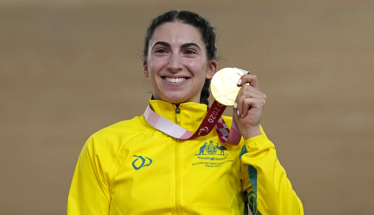 Atlet balap sepeda asal Australia, Paige Greco memegang medali emasnya setelah memenangkan nomor C1-3, 3000 m pursuit putri  Paralimpiade Tokyo 2020 di Izu, Jepang, Rabu (25/8/2021). Paige Greco keluar sebagai peraih medali emas pertama di Paralimpiade Tokyo 2020. (AP Photo/Shuji Kajiyama)