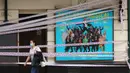 Seorang wanita berjalan melewati Apollo Theater yang disegel, London, Inggris, Selasa (7/7/2020). Pemerintah Inggris akan menyalurkan paket bantuan sebesar 1,57 miliar poundsterling kepada industri seni, budaya, dan warisan untuk membantu mengatasi dampak pandemi COVID-19. (Xinhua/Tim Ireland)