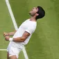 Petenis muda asal Spanyol, Carlos Alcaraz berselebrasi setelah mengalahkan Holger Rune dari Denmark pada pertandingan tunggal putra perempat final kejuaraan tenis Wimbledon di London, Rabu (12/7/2023).  (AP Photo/Alberto Pezzali)