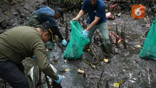 Aksi Bersihkan sampah di Kawasan Taman Hutan Raya (Tahura) Ngurah Rai, Denpasar, Bali