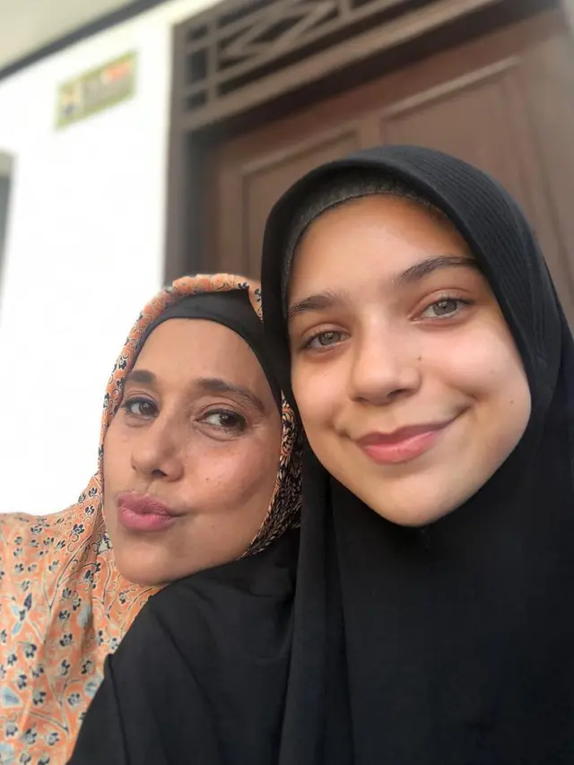 6 Potret Ayu Azhari dan Isabelle Tramp, Bak Pinang Dibelah Dua