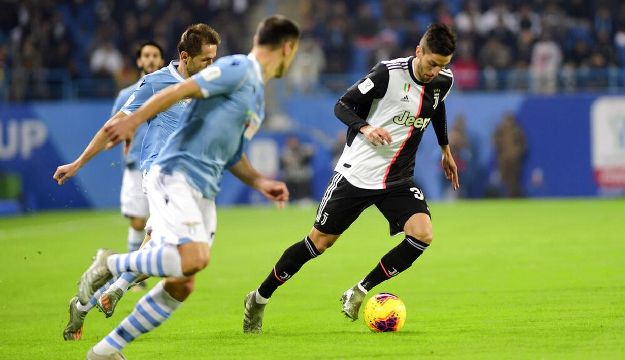 Pemain Juventus, Rodrigo Bentancur, berusaha melewati pemain Lazio pada laga Piala Super Italia 2019 di Stadion King Saud University, Arab Saudi, Minggu (22/12). Lazio menang 3-1 atas Juventus. (AP/Nasser Alharbi)