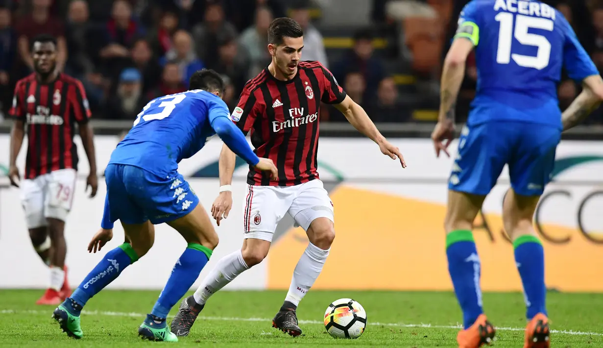 Pemain AC Milan, Andre Silva berebut bola dengan pemain Sassuolo, Federico Peluso pada laga pekan ke-31 Serie A di San Siro, Minggu (8/4). Sassuolo menahan AC Milan dengan skor 1-1 dalam lanjutan laga Serie A. (AFP PHOTO/MIGUEL MEDINA)