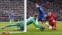 Kiper Liverpool, Caoimhin Kelleher, menangkap bola tendangan pemain Chelsea, Cole Palmer, pada laga final Carabao Cup 2023/2024 di Stadion Wembley, Minggu (25/2/2024). (AP Photo/Alastair Grant)