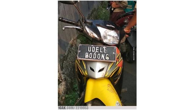 Tulisan Lucu di Plat Motor Ini Bikin Senyum-senyum